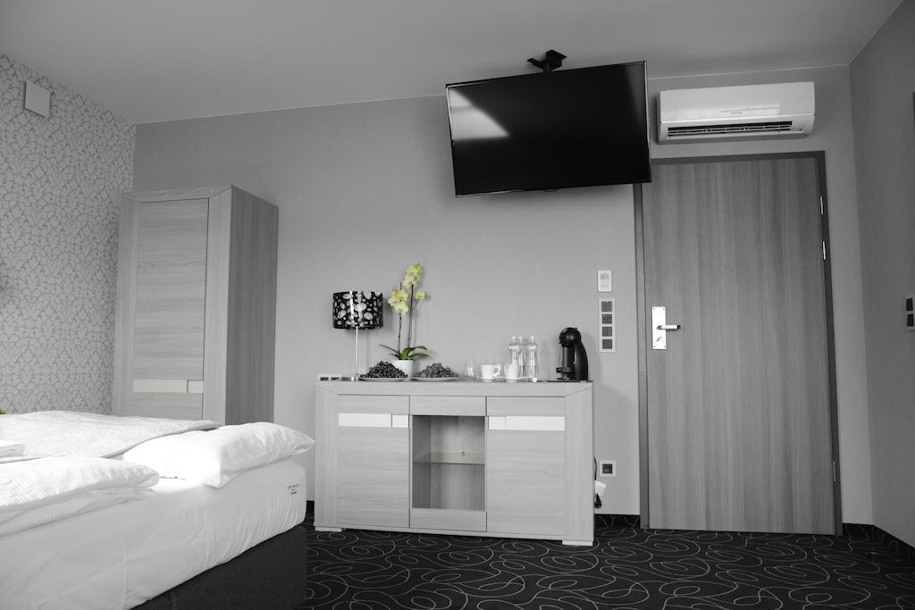 Alex Palace Dziwnow Luaran gambar
