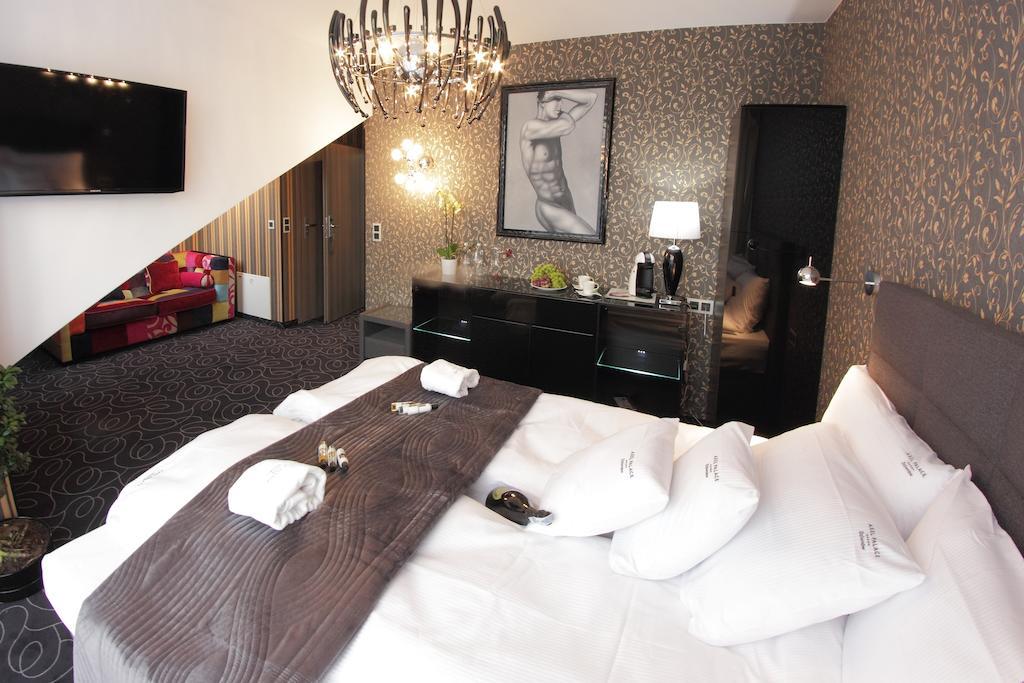 Alex Palace Dziwnow Bilik gambar